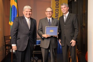 Leandro Martins Alves entrega simbolicamente o primeiro cartão de débito "0000000001" do Banco do Brasil Américas para o Embaixador Hélio Vitor Ramos Filho, Cônsul-geral do Brasil em Miami. Ao lado, Jefferson Hammes, vice presidente do Banco do Brasil Américas. Foto: Fabiano Silva