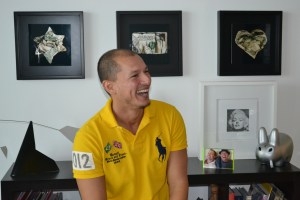 Na sala de seu apartamento em South Beach. Na parede, parte da série "Show me the Money". Foto de Carla Guarilha