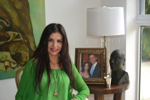No porta-retrato, na sua sala, Adriana com Barack Obama, num jantar em Miami há quatro anos para arrecadar fundos para sua primeira campanha presidencial