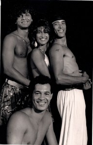 Liza com seus parceiros do grupo brasileiro de dança na Austrália. Foto: Álbum de família