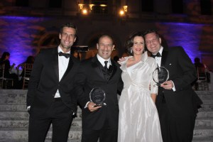 O jornalista, ator e modelo Pedro Andrade (esq.) e a atriz Guilhermina Guinle lideraram a noite como mestres de cerimônia e entregaram os prêmios para os homenageados Tony Kanaan e David Hertz (dir.). Foto de Barbara Corbellini Duarte
