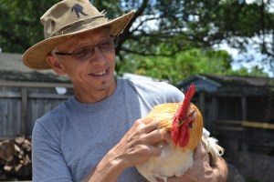 Elizeu com o galo da sua "fazendinha". Foto de Carla Guarilha