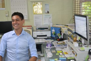 Na sua mesa no escritório da ECOMB. Foto de Carla Guarilha