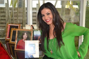 Ao lado do porta-retrato do seu filho, Alexandre. Foto de Carla Guarilha