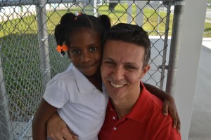 A aluna de Alexandre foi correndo lhe dar um abraço assim que o viu. Foto de Carla Guarilha