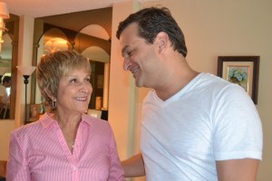 "Formiga atômica" com seu filho cineasta: admiração e respeito no olhar. Foto de Carla Guarilha