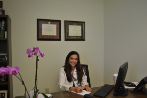 O diploma da Harvard na parede atrás de sua escrivaninha representa apenas uma de muitas conquistas que levaram ao "iCan". Foto de Carla Guarilha