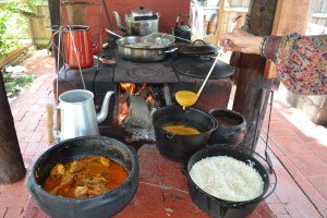 Ninguém resiste ao frango ensopado da Regina. Foto de Carla Guarilha