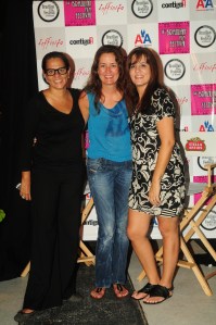 Viviane no meio das sócias, Cláudia e Adriana. Cortesia Inffinito