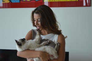 Sofia com sua gata, Catniss, de 8 meses. Foto de Carla Guarilha. 