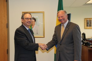 Embaixador Helio Ramos, na sua sala no Consulado-Geral de Miami, assina o acordo com Roy Ripak, vice-presidente de mercado da Walgreens.