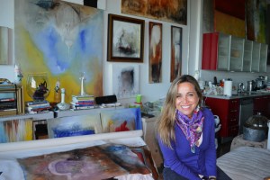 Rodeada de sua arte e seus livros. Foto de Carla Guarilha