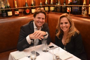 A brasileira Yara Gouveia, corretora de imóveis e empresaria, é hoje um dos sócios-investidores do La Goulue. Com Pascal Cohen. Foto de Carla Guarilha