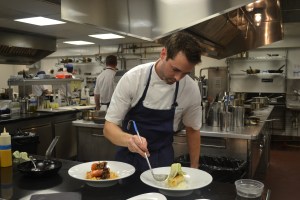 Jeff Pfeiffer na sua espaçosa cozinha. Foto de Carla Guarilha