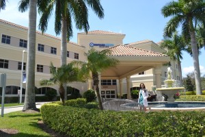 Na entrada do complexo médico em Weston, onde fica o primeiro "iCan" nos Estados Unidos. Em janeiro de 2014, o Instituto deve expandir para Coral Gables, no condado de Miami-Dade. Foto de Carla Guarilha