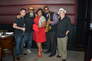 Epps com sua banda. Foto de Carla Guarilha