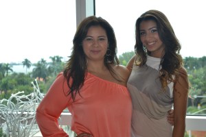 Com sua mãe, Michele Bolgen. "Uma coisa que minha mãe sempre me falou e nunca escutei é escolher bem meus amigos", diz Sofia. "Nem sempre fiz amizades boas – e agora que me mudei para cá vejo que meus amigos em Nova York se meteram em coisas horríveis. Penso, nossa, poderia ser eu". Foto de Carla Guarilha. 