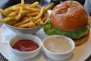 Gras prepara, em média, 30 hambúrgueres por dia no J&G Grill. Foto de Carla Guarilha.