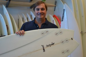 Wolthers mostra, orgulhoso, sua assinatura numa de suas pranchas favoritas