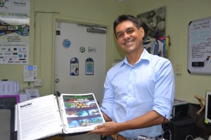 Rodrigues mostra orgulhoso o projeto de reconstrucão do recife de corais em South Beach. Foto de Carla Guarilha