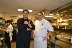 Jordi Valles, chef executivo de todos os restaurantes do St. Regis (esq.), e Richard Gras, “Chef de Cuisine” do J&G Grill, mostram com orgulho a cozinha ao Direto de Miami. Foto de Carla Guarilha.