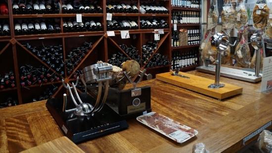 Restaurante Delicias de España oferece iguarias como presunto ibérico e vinhos (Foto: Chris Delboni)