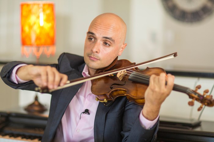 Fred Gouveia exercitando uma de suas maiores paixões: o violino (Foto: Toddy Holland)