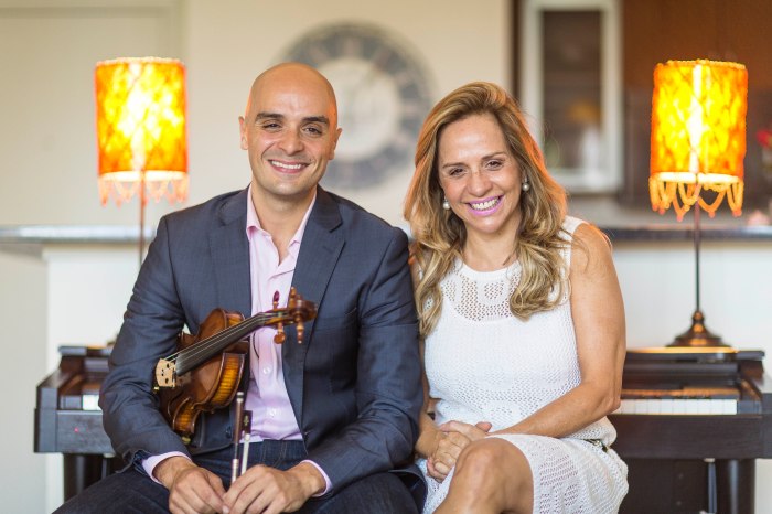 O músico e corretor Fred Gouveia ao lado da mãe, Yara Gouveia (Foto: Toddy Holland)