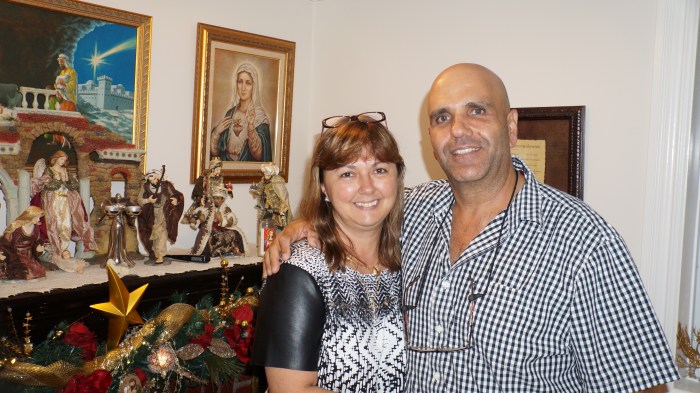 Antônio Pedro e sua esposa Janete, na capela de sua casa. Foto: Chris Delboni.