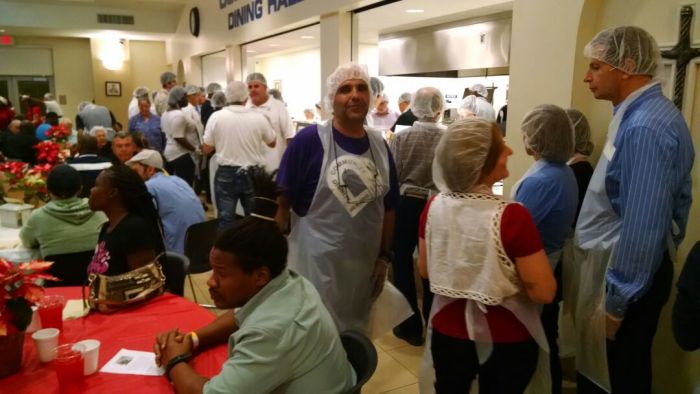 Antônio Pedro e sua equipe de voluntários entregando alimentos na Camillus House no Natal do ano passado. Foto: Acervo pessoal.