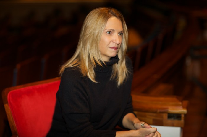 Maria do Carmo em um dos teatros do Broward Center. (Foto: Jade Matarazzo.)