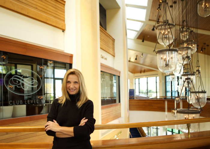 Maria do Carmo Fulfaro na frente da sala VIP que logo levará o nome de LAN & TAM (Foto: Jade Matarazzo)